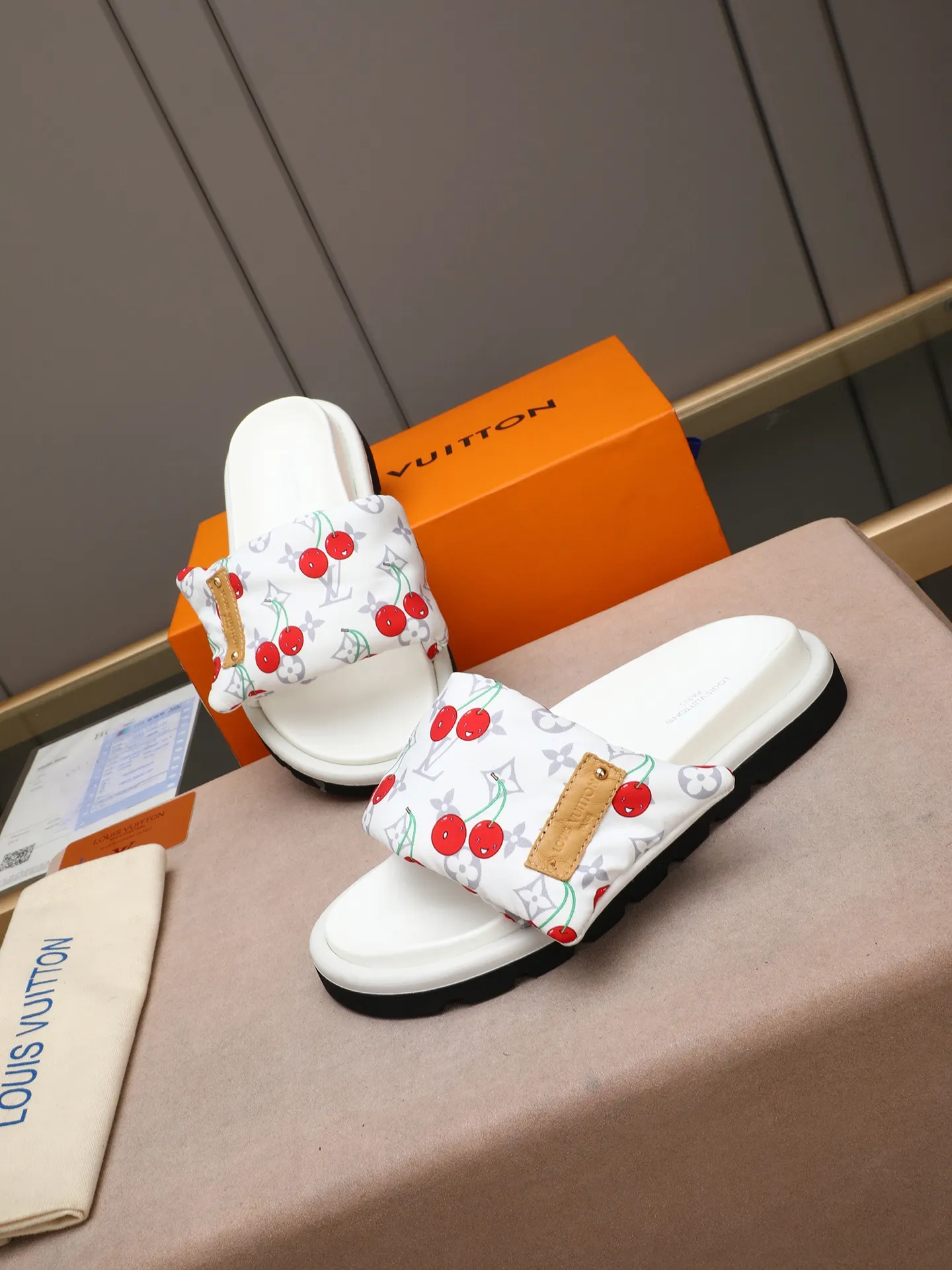 PP360 [LOUIS VUITTON] Louis Vuitton, LV printing, men's and women's slippers are on the market. The drawer box packaging comes with a cloth bag and a card. The upper pattern looks very soft and waxy, and it is a super versatile leg slimming tool. Fabric: imported denim/canvas/old fabric, LV hardware LOGO, official website pattern printing, comfortable to wear, feet: high-elastic PU water table. Sole: foam sole, heel height: about 5cm. Code number: 35-46, 35, 45, 46 are custom-made and non-returnable. Color: multiple colors and styles available.